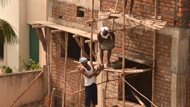 建筑工人在建筑开发现场工作。视频素材