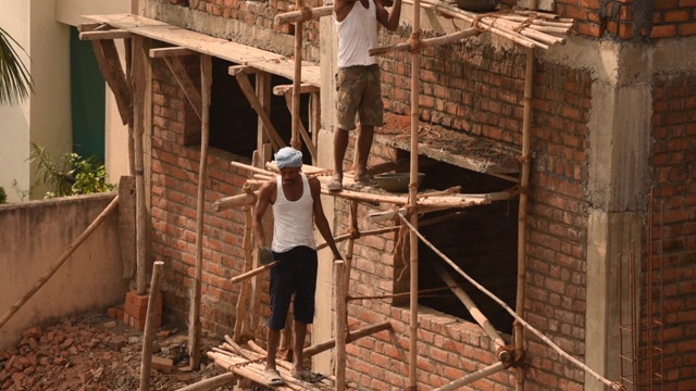 建筑工人在建筑开发现场工作。视频素材