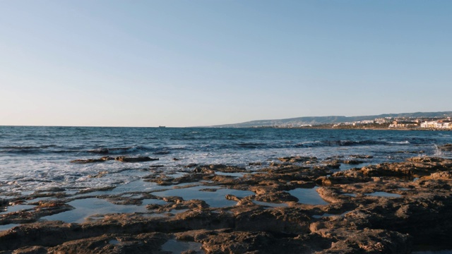 地中海的多岩石海岸，波涛汹涌。海水到达岩岸。美丽的海浪拍打着石头。令人难以置信的海上风景视频素材