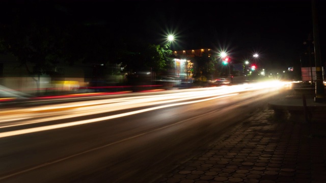 交通灯附近道路的时间流逝视频素材