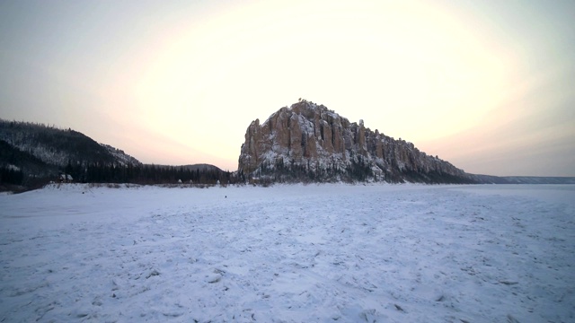 俄罗斯勒拿河岸边，白雪覆盖的岩石视频素材