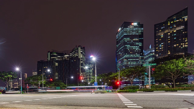 夜间交通与商业区大楼，新加坡，时间流逝视频视频素材