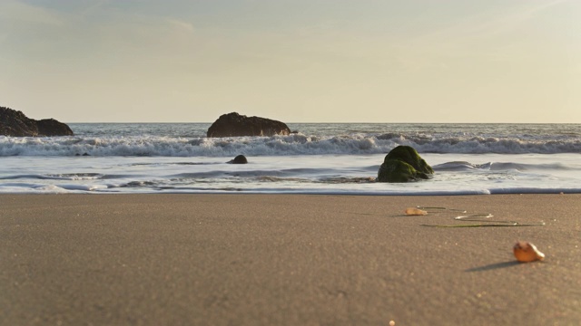 海浪拍打马里布海滩的低镜头视频素材