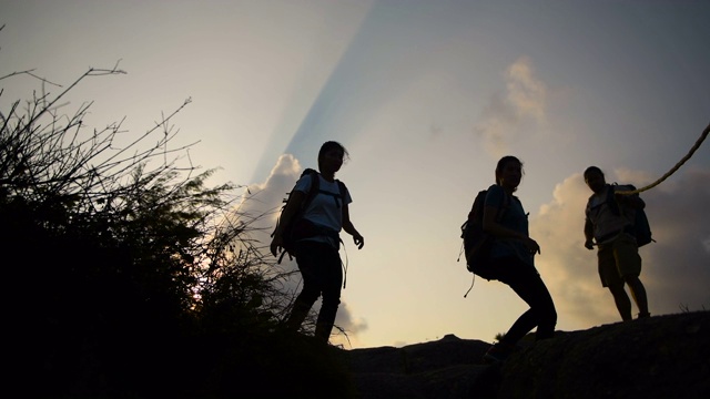 年轻的徒步旅行者享受成功视频素材