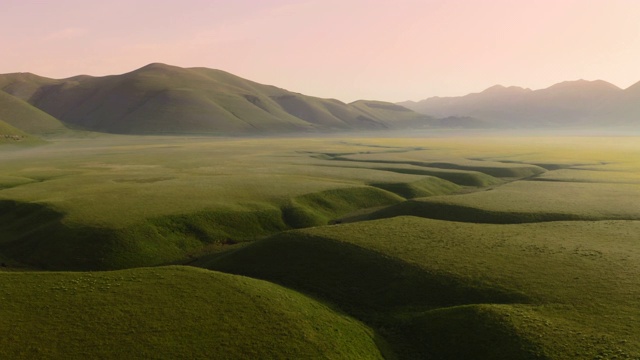 宁静的绿色景观和山景，Castelluccio，翁布里亚，意大利视频素材