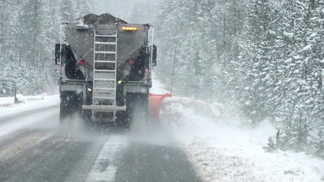 一辆扫雪机清理黄石公园道路的慢动作剪辑视频素材