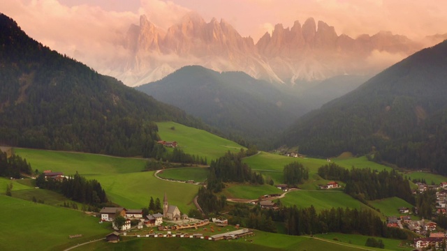 WS鸟瞰图风景村庄在雄伟的山脉下，Dolomites，圣马达莱纳，意大利山谷视频素材