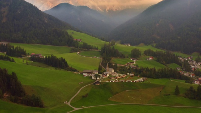 风景优美的村庄，在雄伟的山脉下山谷，Dolomites，圣马达莱纳，意大利视频素材