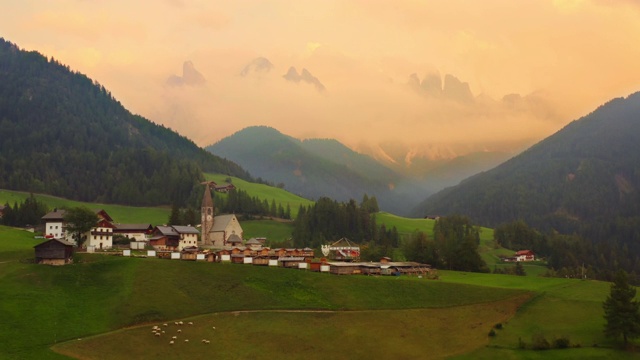 风景秀丽的村庄山谷山下，Dolomites，圣马达莱纳，意大利视频素材