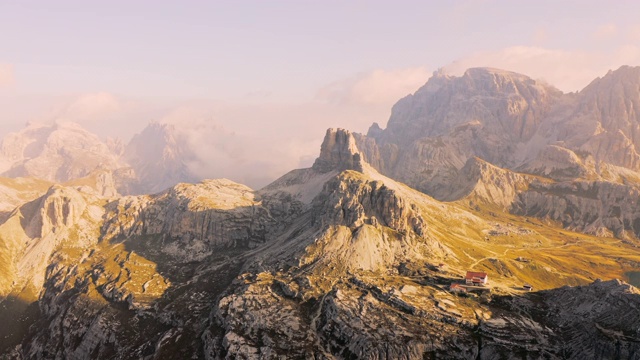 阳光明媚的空中风景山景，白云石，意大利视频素材