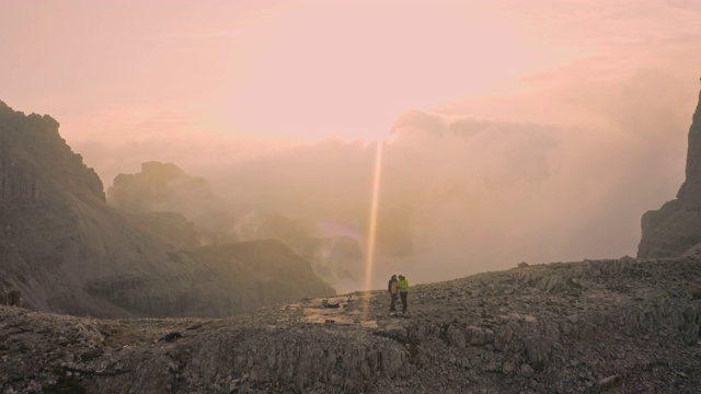 游客站在壮丽的山脊在日出，Dolomites，意大利视频素材