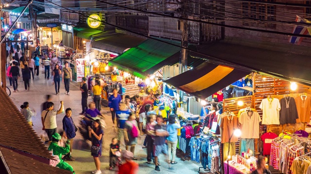 彩色夜市中感人的人的延时拍摄视频素材