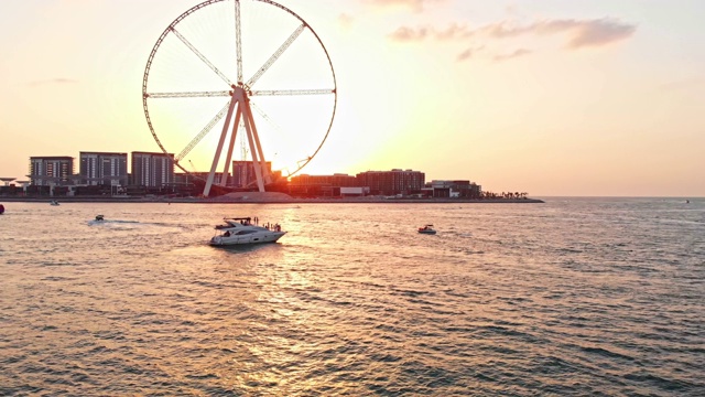 朱美拉海滩住宅海景和迪拜眼视频素材