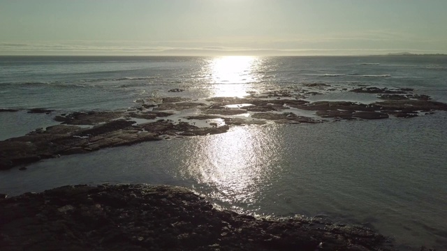 韩国济州岛海滩/济州岛西的平坦玄武岩日落景观视频素材