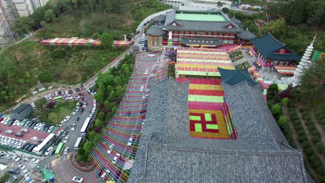 鸟瞰图莲花灯节Samgwangsa佛教寺庙，釜山，韩国，亚洲视频素材