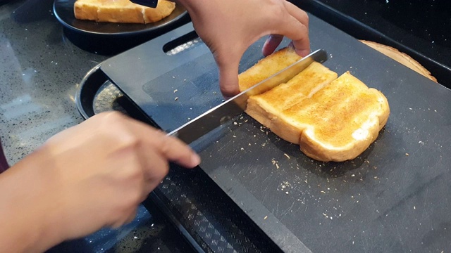 在切面包板上切片的特写镜头视频素材