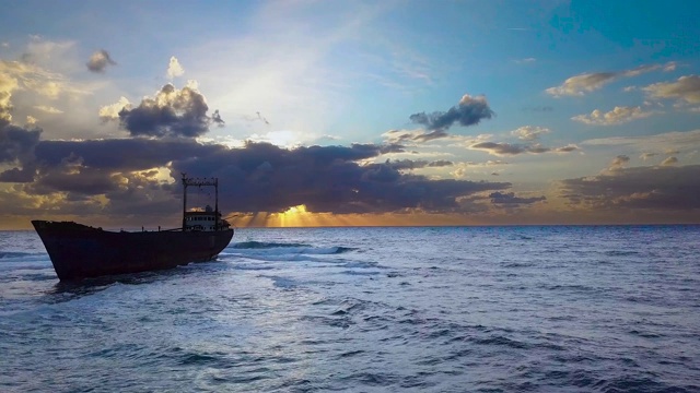 飞过海面，船只搁浅视频素材