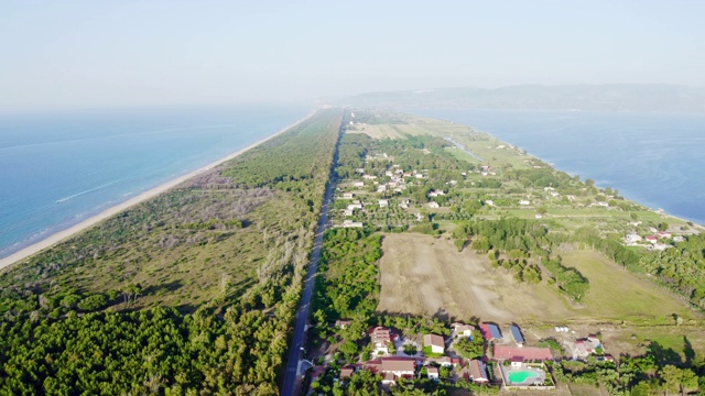 俯瞰阳光明媚的半岛和大海，加尔加诺国家公园，意大利视频素材