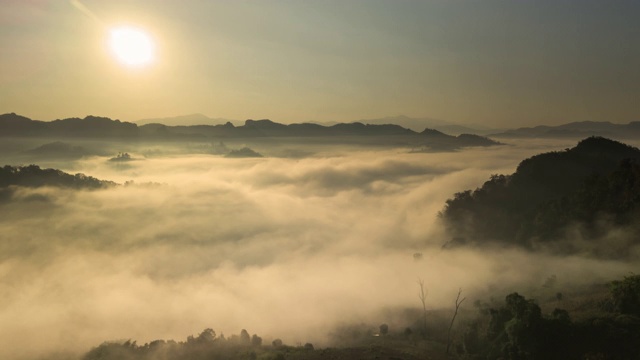 鸟瞰图的雾滚过流动在泰国北部的雨林山，Hyper lapse视频素材