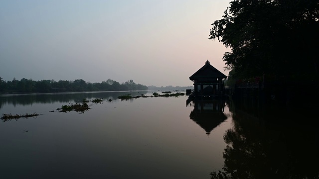 早晨的风景和河景。在泰国的乡村度假旅游和放松视频素材