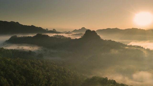 鸟瞰图的雾滚过流动在泰国北部的雨林山，Hyper lapse视频素材