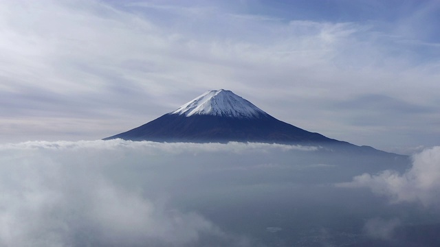 早晨的富士山鸟瞰图，有很多云。视频素材