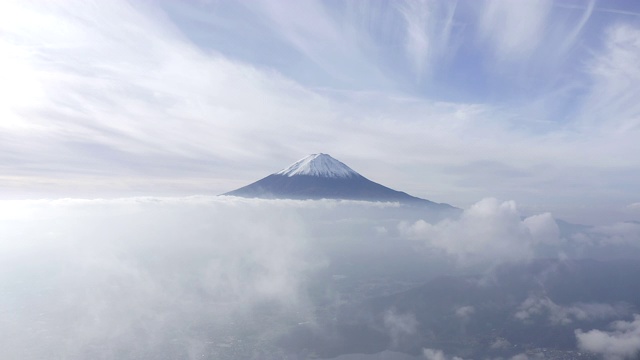 早晨的富士山鸟瞰图，有很多云。视频素材