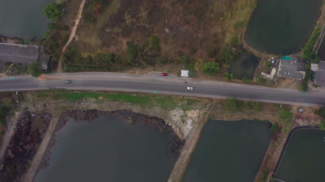 鸟瞰图，低交通在当地道路，汽车移动。视频素材