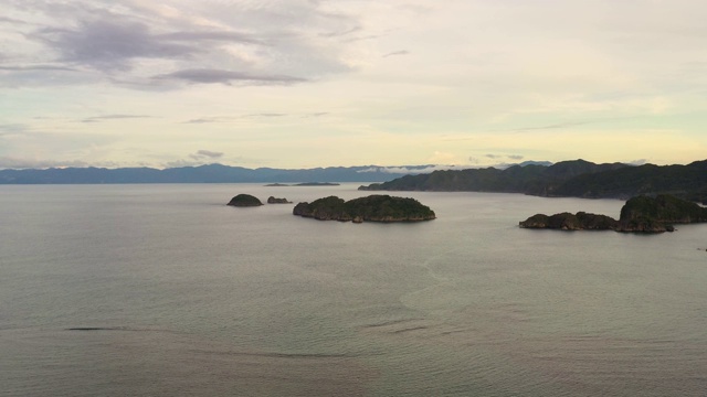 日落时分的热带岛屿，无人机。Caramoan群岛、菲律宾视频素材