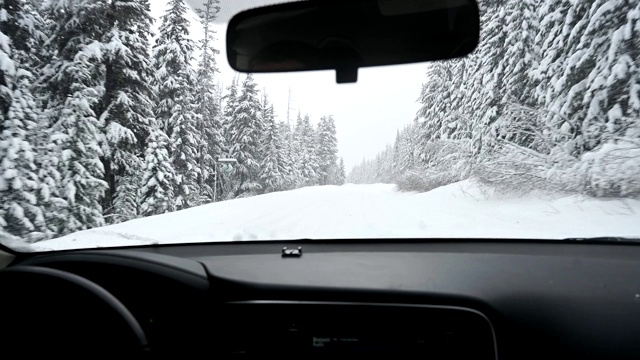 冬天在下雪的路上开车视频素材