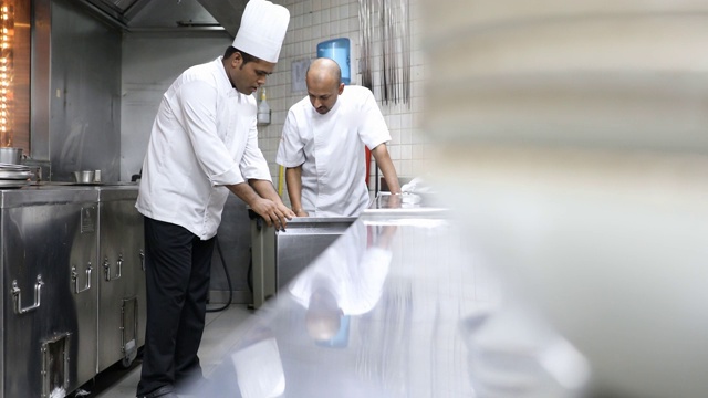 印度厨师在一个美食餐厅的专业厨房烹饪视频素材