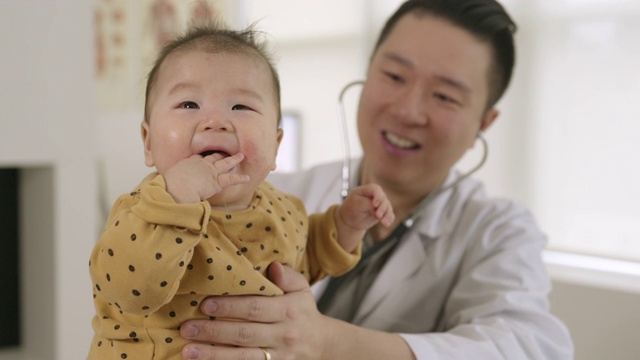 母亲带着女婴去看医生。视频下载