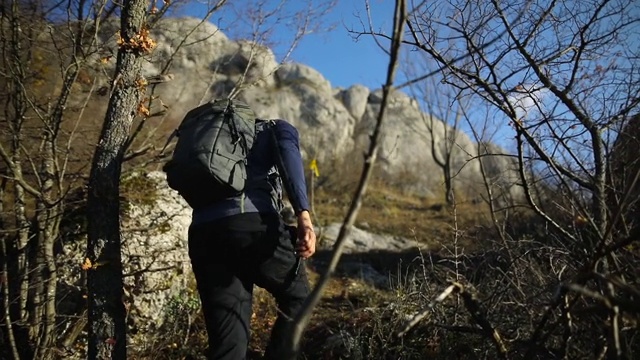 日落时分，背包客在山上徒步旅行视频素材