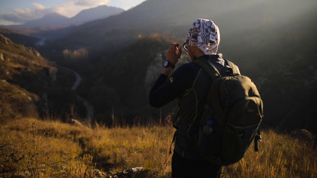 背着背包的徒步旅行者视频素材