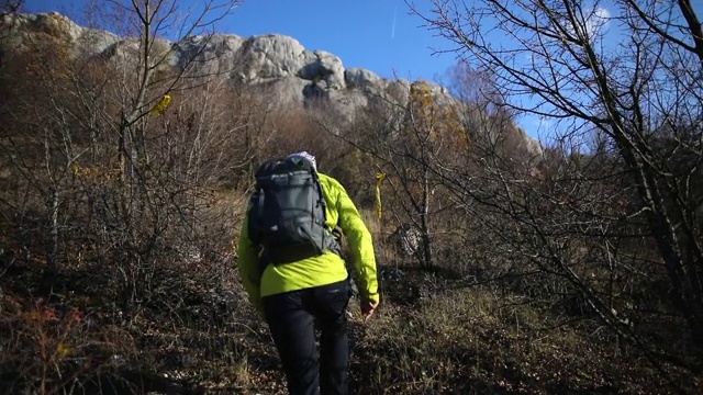 日落时分，背包客在山上徒步旅行视频素材