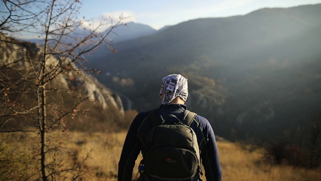 背着背包的徒步旅行者视频素材