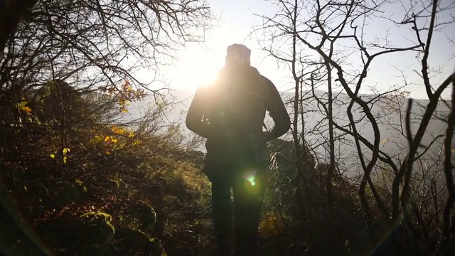 日落时分，背包客在山上徒步旅行视频素材