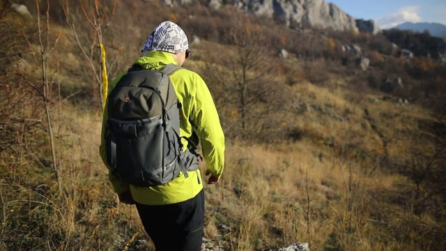 背着背包下山的徒步旅行者视频素材