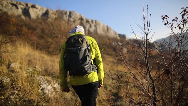 背着背包下山的徒步旅行者视频素材