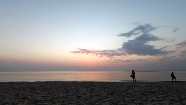 海滩上的日落，延时拍摄，阳光在海洋中潜水视频素材