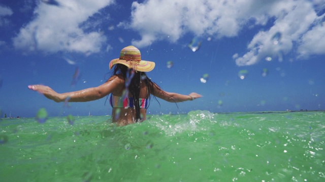 幸福的女人和加勒比海，蓬塔卡纳，多米尼加共和国。夏天的假期。跟我来的概念。视频素材