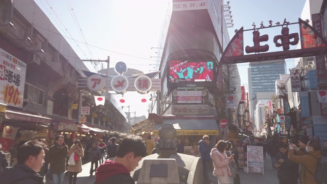 4K实时平移。在日本东京的上野美代子市场，行人拥挤的购物。视频素材