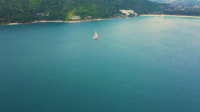 无人机镜头空中俯视图双体船航行在公海。泰国Nui海滩视频素材