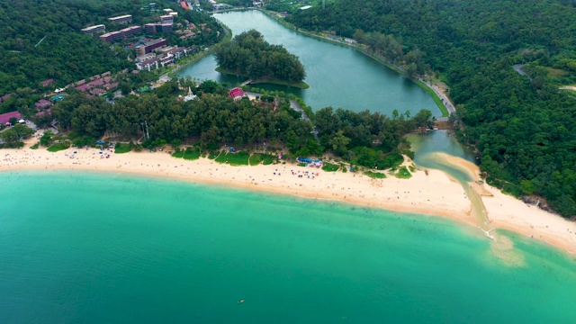 鸟瞰美丽的热带海滩和海洋，岛上有树木，适合旅游和度假。泰国奈汉海滩视频素材