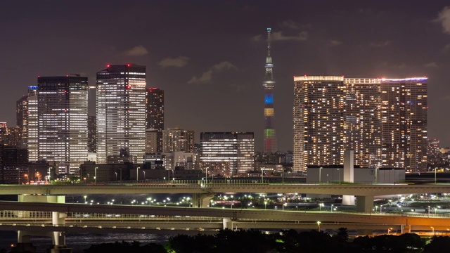 延时:空中东京彩虹桥与东京天空树和天空在晚上的日本视频素材