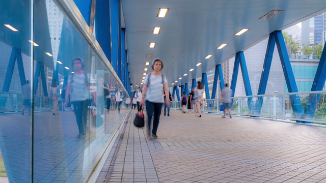 时光流逝:香港中环的天空步道上挤满了游客视频素材