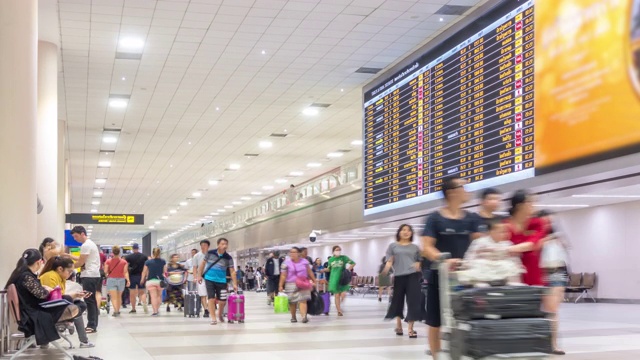 时光流逝:旅客在机场登机大厅拥挤不堪视频素材