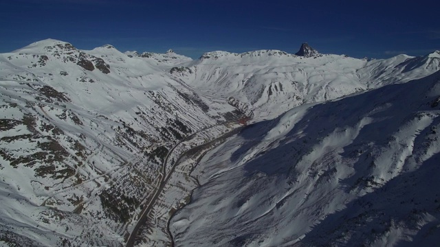 白雪皑皑的山脉视频素材