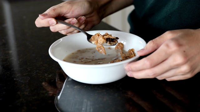 吃麦片视频下载