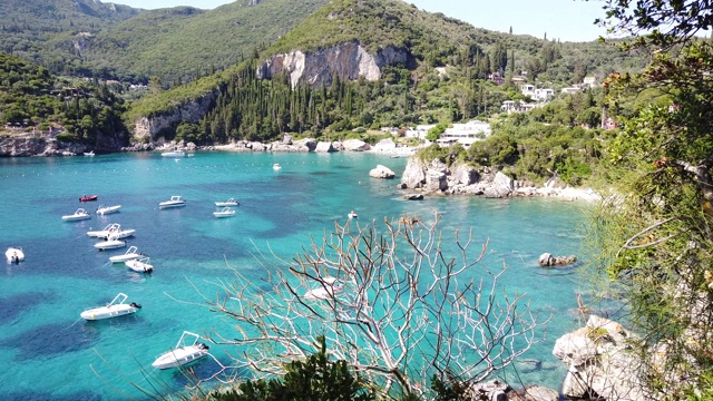 小船停泊在地中海海岸科孚岛的格里科海滩视频下载